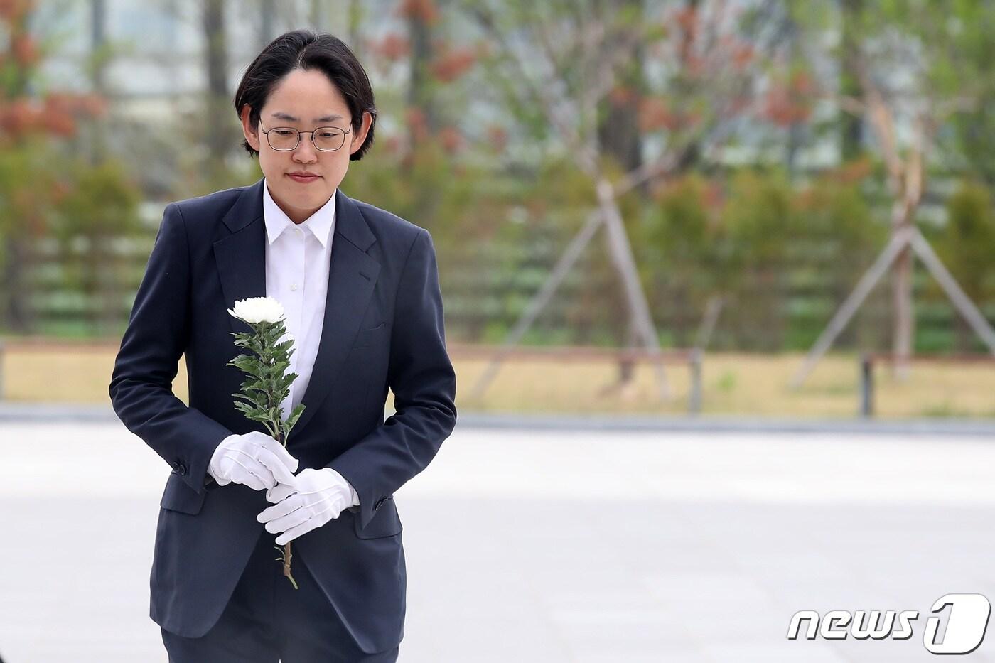 본문 이미지 - 조지연 국민의힘 국회의원 당선인(경북 경산)이 11일 오전 경산시 사정동 충혼탑을 찾아 참배하고 있다. 2024.4.11/뉴스1 ⓒ News1 공정식 기자