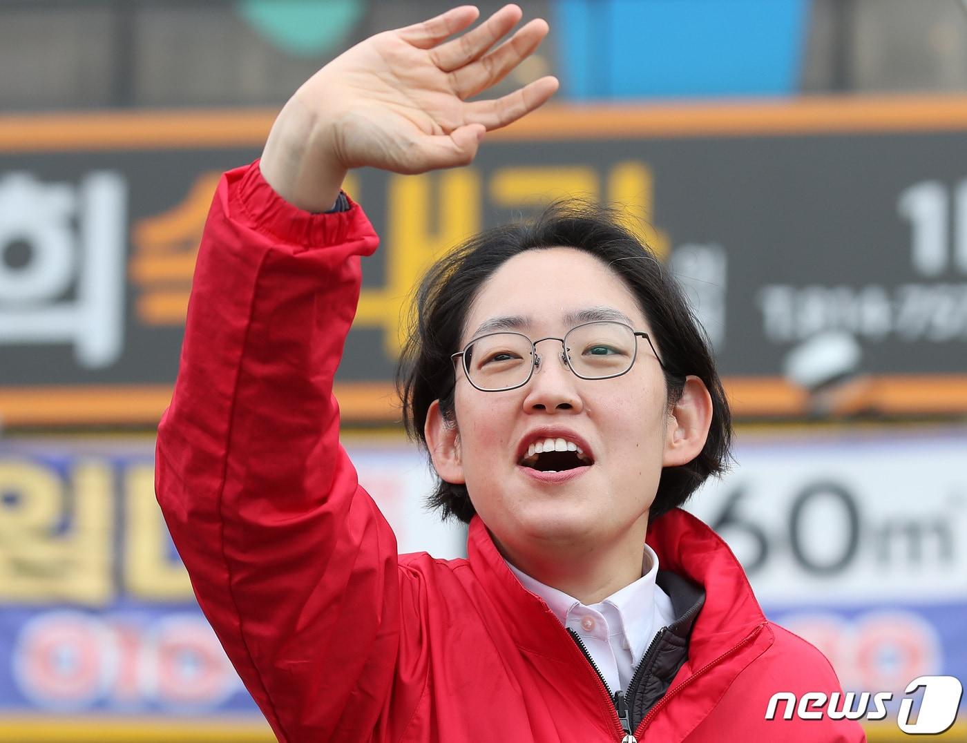 본문 이미지 - 조지연 국민의힘 국회의원 당선인(경북 경산)이 11일 오전 경산시 중방동 경산오거리에서 당선 인사를 하고 있다.  2024.4.11/뉴스1 ⓒ News1 공정식 기자