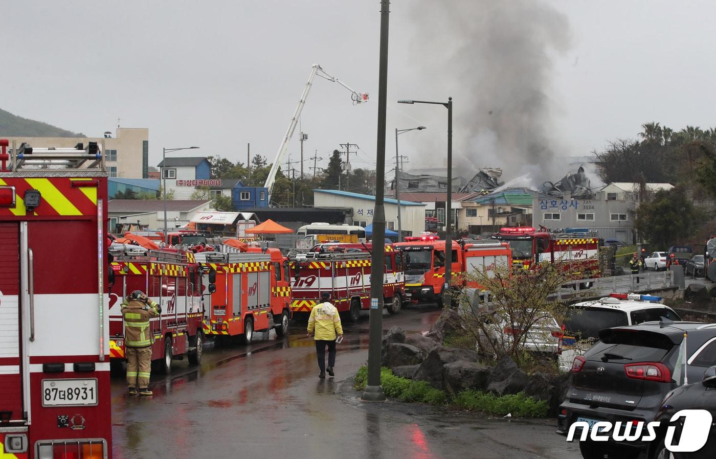 본문 이미지 - 소방 차량이 화재 현장에 줄지어 서있는 모습. ⓒ News1 오현지 기자