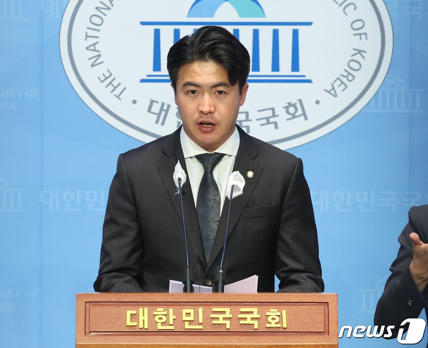 본문 이미지 - 오영환 새로운미래 총괄선대위원장이 11일 서울 여의도 국회 소통관에서 제22대 총선 결과 관련 기자회견을 하고 있다. 2024.4.11/뉴스1 ⓒ News1 송원영 기자