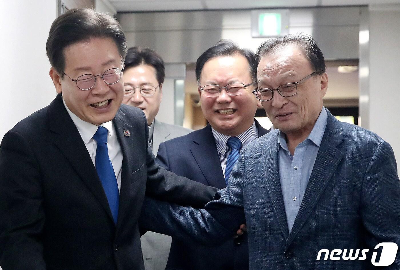 본문 이미지 - 이재명 더불어민주당 대표, 이해찬·김부겸 상임공동선거대책위원장 등 당 지도부가 11일 오전 서울 여의도 민주당 중앙당사에서 열린 더불어민주당·더불어민주연합 제12차 합동 중앙선거대책위원회의 겸 선대위 해단식에 참석하며 미소짓고 있다. 2024.4.11/뉴스1 ⓒ News1 임세영 기자