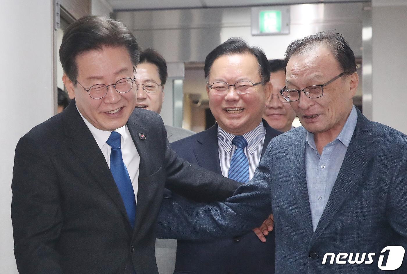 본문 이미지 - 이재명 더불어민주당 대표, 이해찬·김부겸 상임공동선거대책위원장 등 당 지도부가 11일 오전 서울 여의도 민주당 중앙당사에서 열린 더불어민주당·더불어민주연합 제12차 합동 중앙선거대책위원회의 겸 선대위 해단식에 참석하며 미소짓고 있다. 2024.4.11/뉴스1 ⓒ News1 임세영 기자