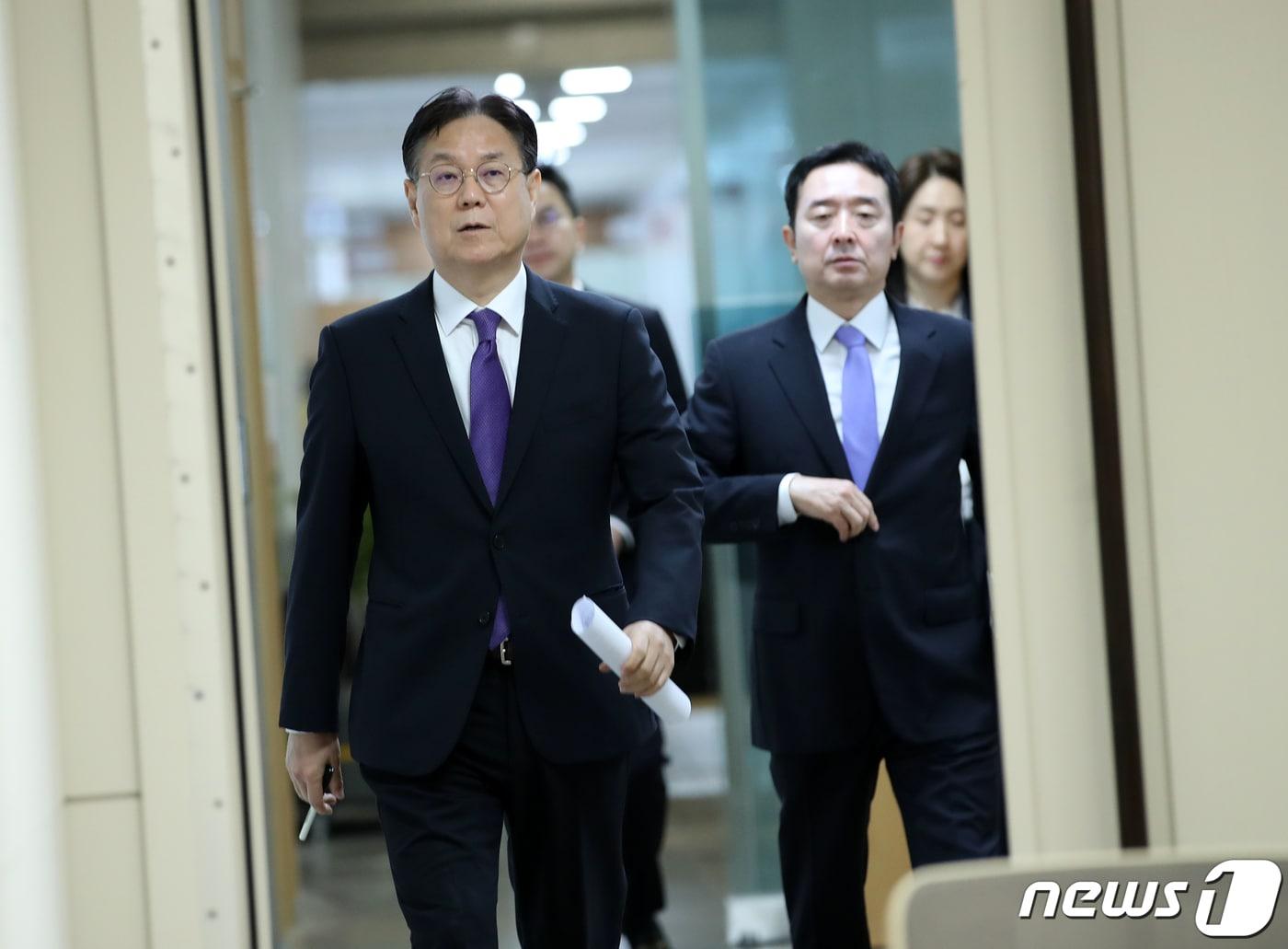 본문 이미지 - 이관섭 대통령비서실장이 11일 용산 대통령실 청사 브리핑룸에서 22대 총선 결과와 관련한 윤석열 대통령의 메시지를 발표하기 위해 입장하고 있다. 오른쪽은 이도운 홍보수석. 2024.4.11/뉴스1 ⓒ News1 오대일 기자