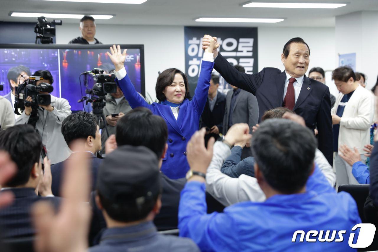 본문 이미지 - 제22대 총선 경기 하남갑에 출마한 추미애 더불어민주당 후보가 11일 오전 경기 하남시에 마련된 선거사무소에서 당선이 확실시되자 미소를 짓고 있다.(추미애 선거캠프 제공)/뉴스1