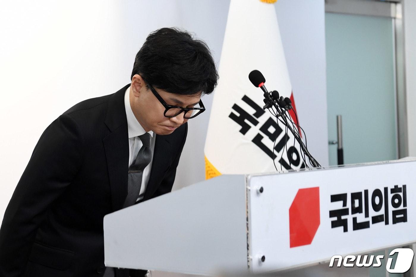 본문 이미지 - 한동훈 국민의힘 비상대책위원장 겸 총괄선거대책위원장이 11일 오전 서울 여의도 중앙당사에서 제22대 국회의원 선거 결과와 관련해 입장을 밝히기 전 인사하고 있다. (공동취재) 2024.4.11/뉴스1 ⓒ News1 구윤성 기자