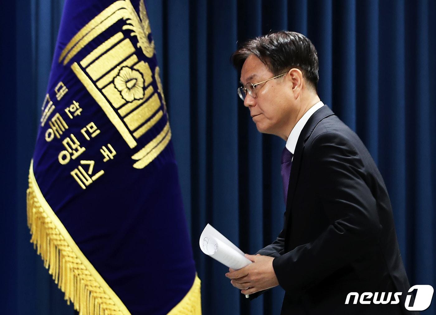 본문 이미지 - 이관섭 대통령비서실장이 용산 대통령실 청사 브리핑룸에서 22대 총선 결과와 관련한 윤석열 대통령의 메시지를 발표하기 위해 입장하고 있다. 이날 한덕수 국무총리와 이관섭 비서실장, 성태윤 정책실장 및 수석비서관 전원이 총선 참패에 대한 책임을 지고 사의를 표명했다고 대통령실 관계자가 전했다. 2024.4.11/뉴스1 ⓒ News1 오대일 기자