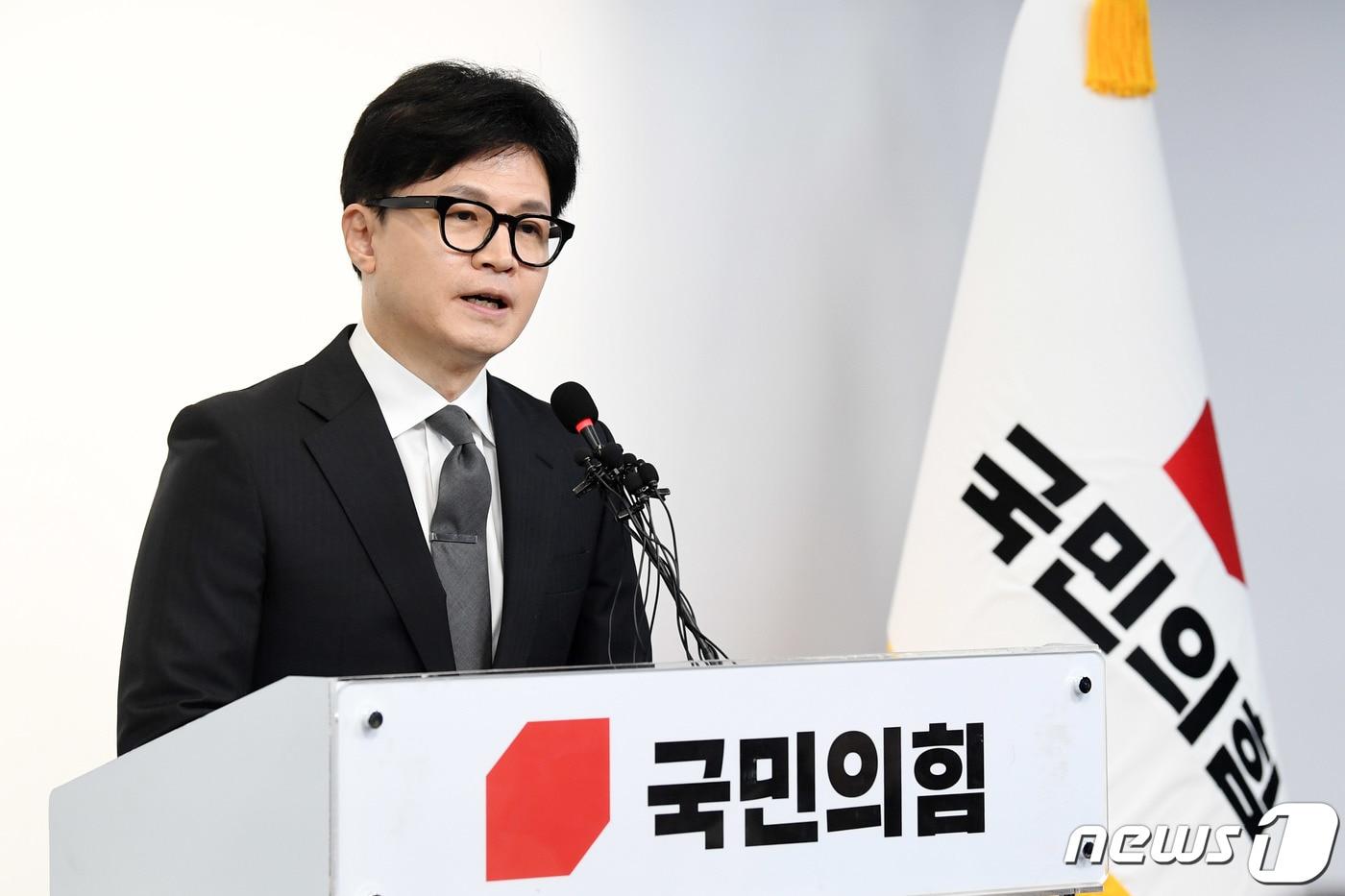 본문 이미지 - 한동훈 국민의힘 비상대책위원장 겸 총괄선거대책위원장이 11일 오전 서울 여의도 중앙당사에서 제22대 국회의원 선거 결과와 관련해 입장을 밝히고 있다. 이날 한 위원장은 "국민 뜻을 준엄하게 받아들이고 저부터 깊이 반성한다＂며 ＂선거 결과에 대한 모든 책임을 지고 비대위원장직에서 물러난다＂고 밝혔다. (공동취재) 2024.4.11/뉴스1 ⓒ News1 구윤성 기자