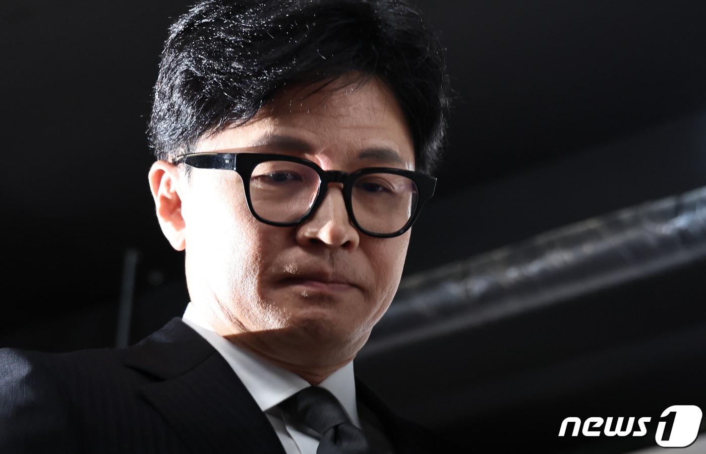 본문 이미지 - 한동훈 국민의힘 비상대책위원장 겸 총괄선거대책위원장이 11일 오전 서울 여의도 중앙당사에서 총선 결과에 따른 위원장직 사퇴 입장을 밝힌 뒤 회견장을 나서고 있다. 2024.4.11/뉴스1 ⓒ News1 구윤성 기자