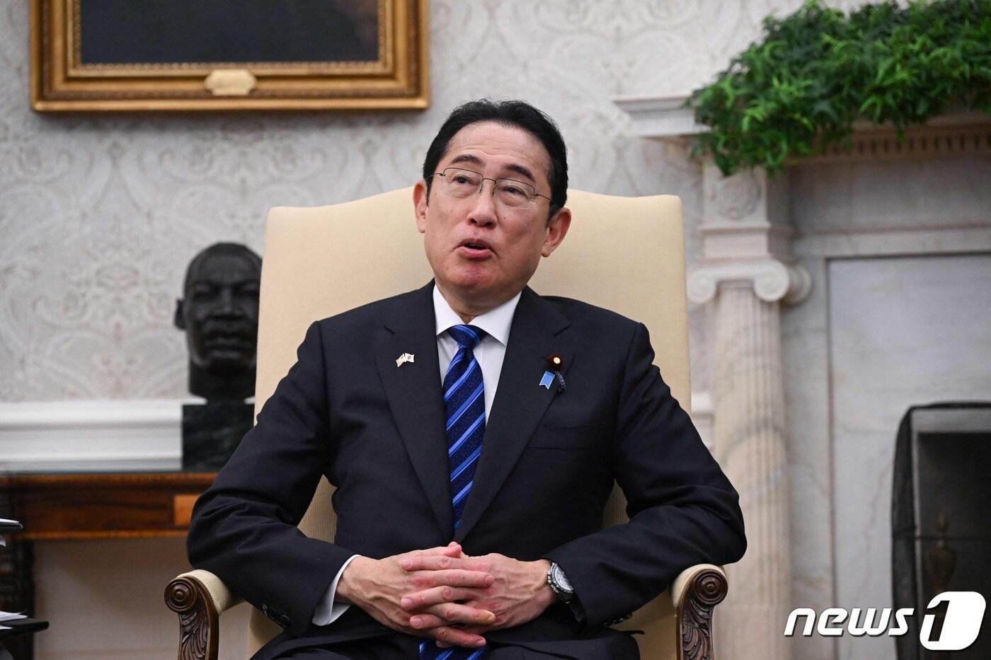 본문 이미지 - 기시다 후미오 일본 총리가 10일(현지시각) 워싱턴 백악관에서 조 바이든 미국 대통령과 회담을 하고 있다. 2024. 4. 11 ⓒ AFP=뉴스1 ⓒ News1 우동명 기자