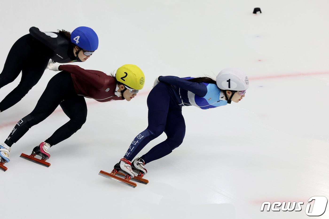 본문 이미지 - 최민정(흰색 헬멧·성남시청)이 11일 오전 서울 양천구 목동실내빙상장에서 열린 '2024-2025시즌 쇼트트랙 국가대표 2차 선발대회' 여자부 1500m 준결승에서 레이스를 펼치고 있다. 2024.4.11/뉴스1 ⓒ News1 장수영 기자