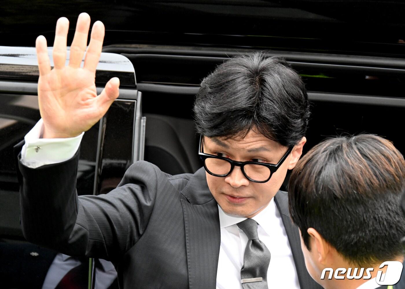 본문 이미지 - 한동훈 국민의힘 비상대책위원장 겸 총괄선거대책위원장이 11일 오전 서울 여의도 중앙당사에서 총선 결과에 따른 위원장직 사퇴 입장을 밝힌 뒤 당사를 나서고 있다.(공동취재) 2024.4.11/뉴스1 ⓒ News1 구윤성 기자