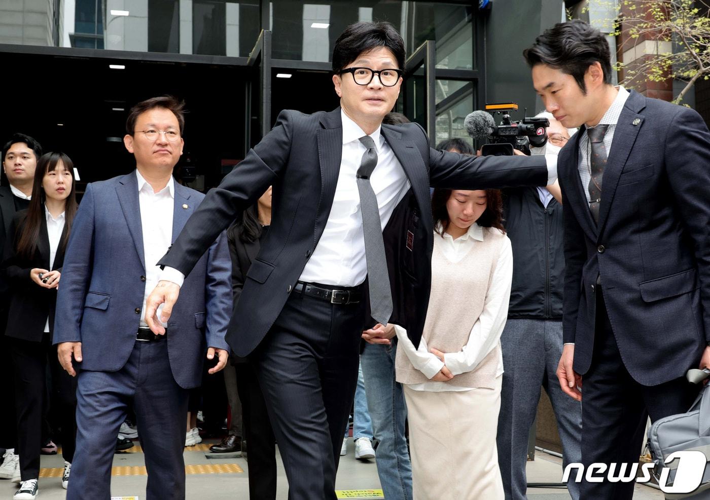 한동훈 국민의힘 비상대책위원장 겸 총괄선거대책위원장이 11일 오전 서울 여의도 중앙당사에서 위원장직 사퇴 입장을 밝힌 뒤 당사를 나서고 있다.(공동취재) 2024.4.11/뉴스1 ⓒ News1 구윤성 기자