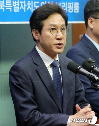 본문 이미지 - 신영대 전북 군산·김제·부안갑 국회의원 당선인이 11일 전북자치도 전주시 전북특별자치도의회에서 열린 민주당 전북특별자치도당 당선자 합동 기자회견에 참석해 발언을 하고 있다. 2024.4.11/뉴스1 ⓒ News1 유경석 기자