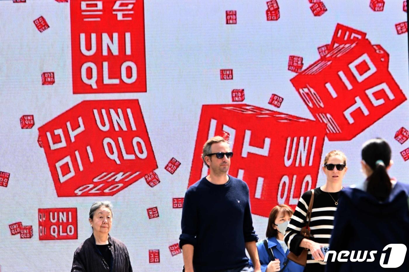 보행자들이 11일 도쿄에 위치한 일본 패스트 리테일링의 SPA 브랜드인 유니클로 매장앞을 지나고 있다.2024.04.11 ⓒ AFP=뉴스1 ⓒ News1 권진영기자