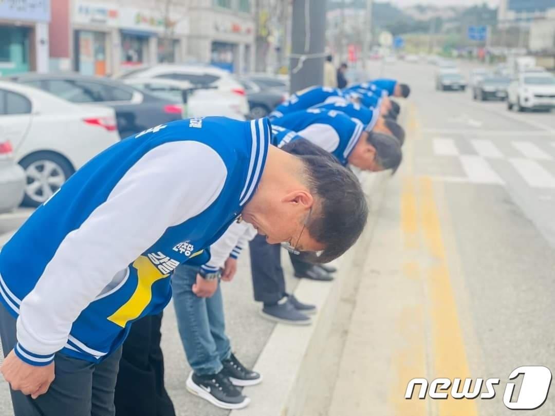 본문 이미지 - 제22대 총선 강원 강릉선거구 김중남 더불어민주당 후보가 선거 이튿날인 11일 지역을 돌며 시민들에게 낙선 인사를 하고 있다.(김중남 후보 SNS 캡처) 2024.4.11/뉴스1