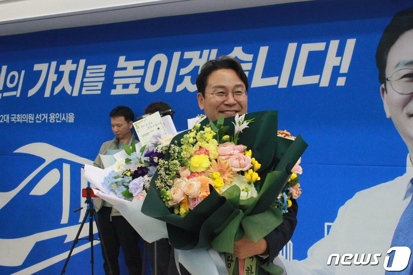 본문 이미지 - 손명수 더불어민주당 용인을 당선인이 당선이 확정된 뒤 캠프 관계자로부터 꽃다발을 받고 미소를 짓고 있다.(당선인측 제공)  