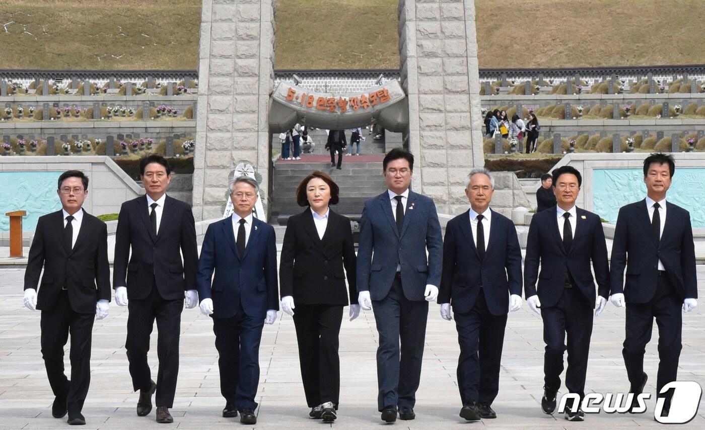 본문 이미지 - 22대 국회의원 선거 더불어민주당 광주 8개 선거구 당선인들이 11일 국립5.18민주묘지를 참배한 후 걸어나오고 있다.(민주당 광주시당 제공)2024.4.11/뉴스1 