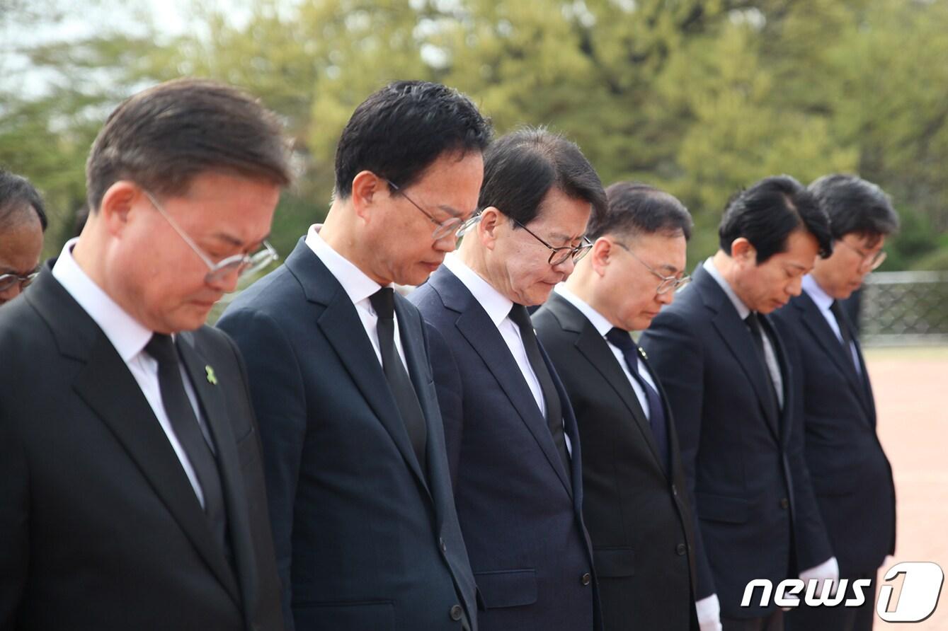 본문 이미지 - 더불어민주당 소속 22대 총선 충북지역 당선인들이 11일 충북 청주시 충혼탑에서 참배하고 있다. (충북도당 제공)