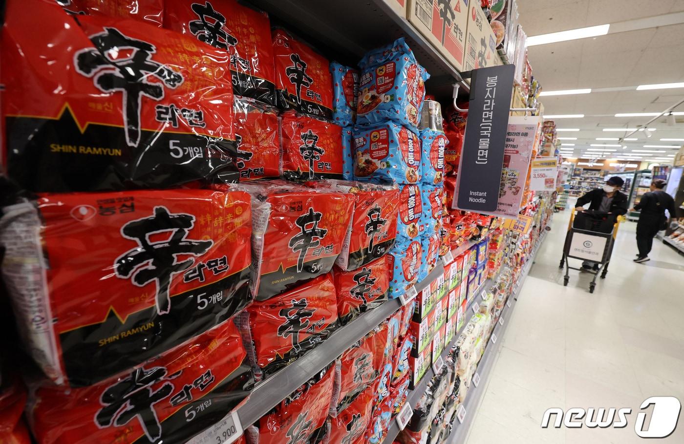 11일 오후 서울시내 마트에 라면이 진열돼있다. 지난해 라면 빅3 제조사 농심(004370)·삼양식품(003230)·오뚜기(007310)는 'K-라면 신드롬' 힘을 받아 역대 최대 실적을 달성했다. 올해 2월까지 라면 누적 수출액 또한 1억 7872만 달러로 전년 동기 대비 35.2%를 넘어섰으며, 현재의 증가 흐름이면 올해 라면 수출 10억 달러 달성은 무난한 상황이다. 2024.4.11/뉴스1 ⓒ News1 이동해 기자