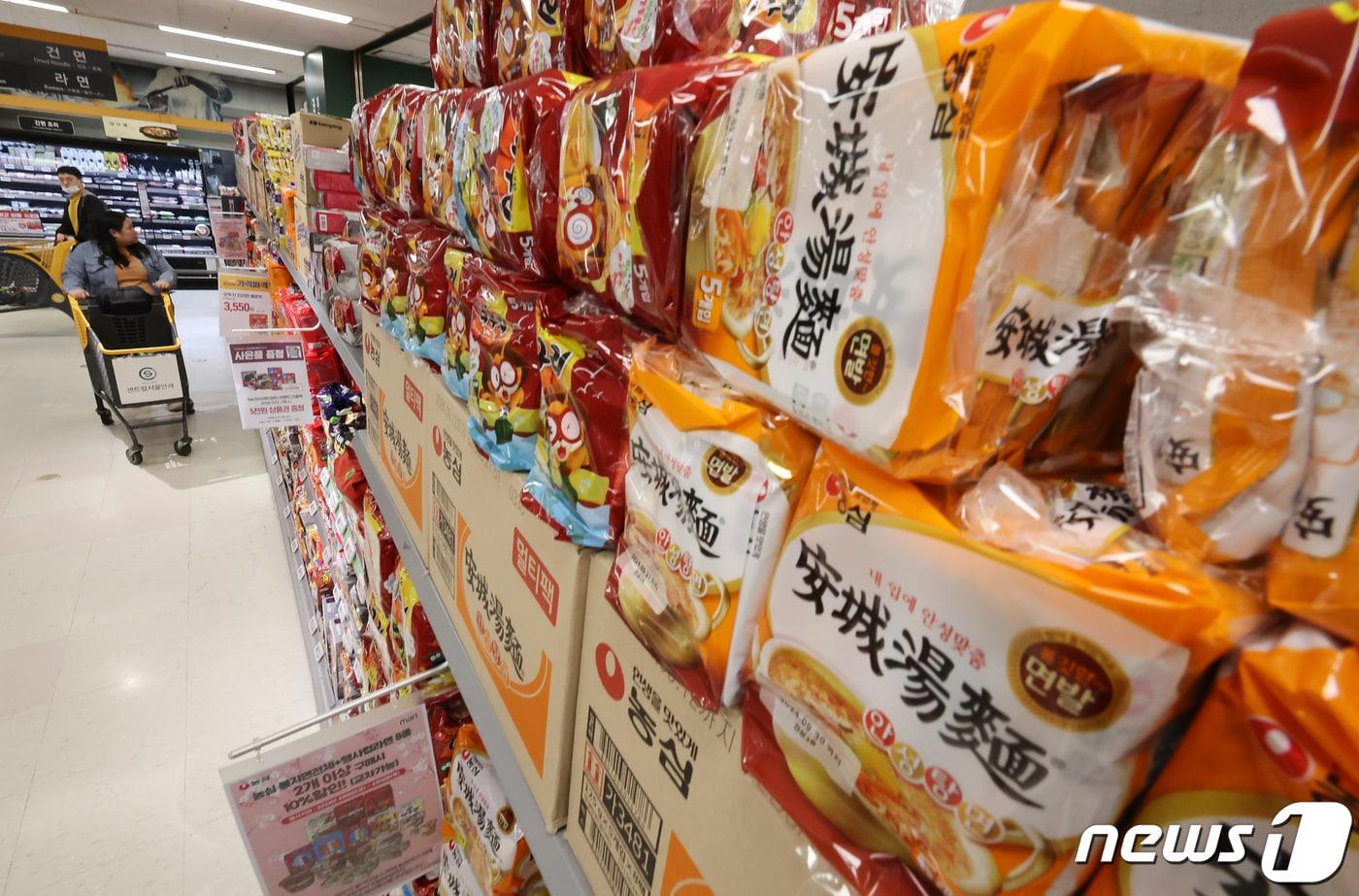본문 이미지 - 11일 오후 서울시내 마트에 라면이 진열돼있다. 지난해 라면 빅3 제조사 농심(004370)·삼양식품(003230)·오뚜기(007310)는 'K-라면 신드롬' 힘을 받아 역대 최대 실적을 달성했다. 올해 2월까지 라면 누적 수출액 또한 1억 7872만 달러로 전년 동기 대비 35.2%를 넘어섰으며, 현재의 증가 흐름이면 올해 라면 수출 10억 달러 달성은 무난한 상황이다. 2024.4.11/뉴스1 ⓒ News1 이동해 기자