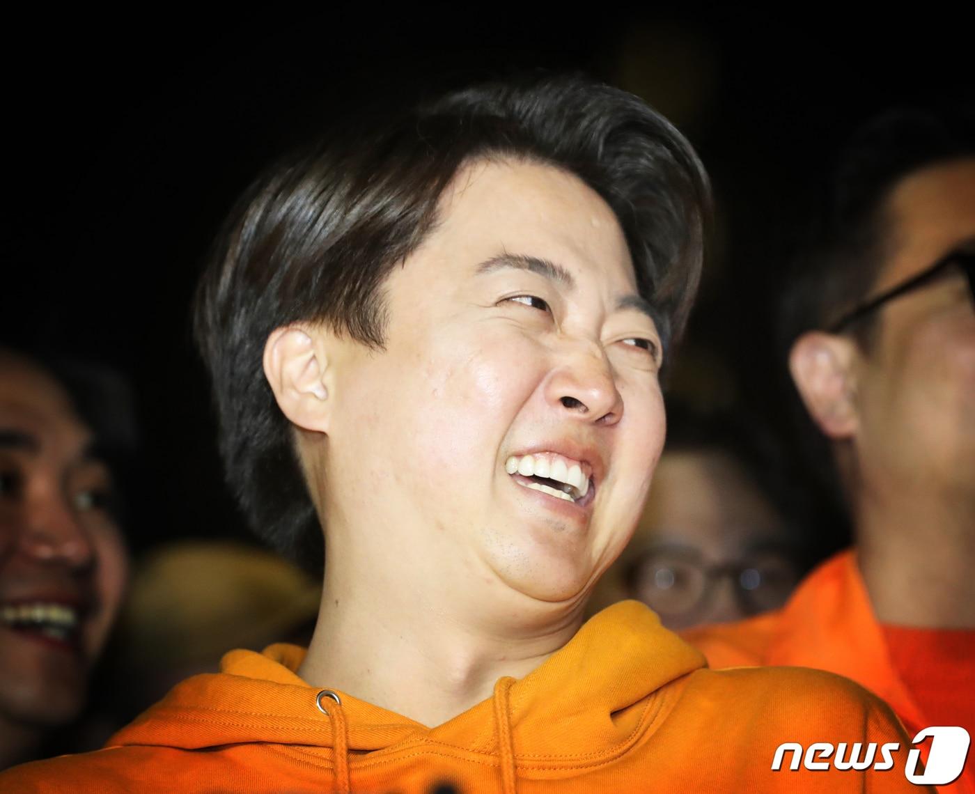 본문 이미지 - 제22대 국회의원 선거 경기 화성을에 출마한 이준석 개혁신당 후보가 11일 오전 경기 화성시 여울공원에서 당선이 유력시 되자 기뻐하고 있다. 2024.4.11/뉴스1 ⓒ News1 송원영 기자