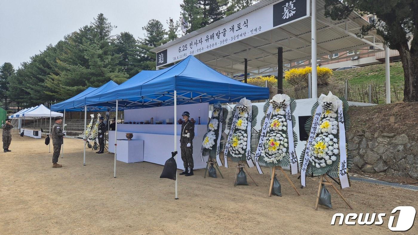 3공병여단 유해발굴 개토식을 주관한 여단장(대령 남은수)이 호국영령에 대한 헌화를 하고 있다.(3공병여단 제공)/뉴스1