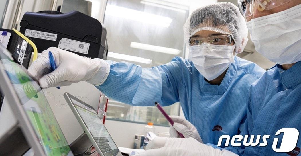 본문 이미지 - 한미약품 바이오 분야 연구원들이 제조공정에 관한 데이터를 확인하면서 연구를 하고 있다.(한미약품 제공)/뉴스1 ⓒ News1