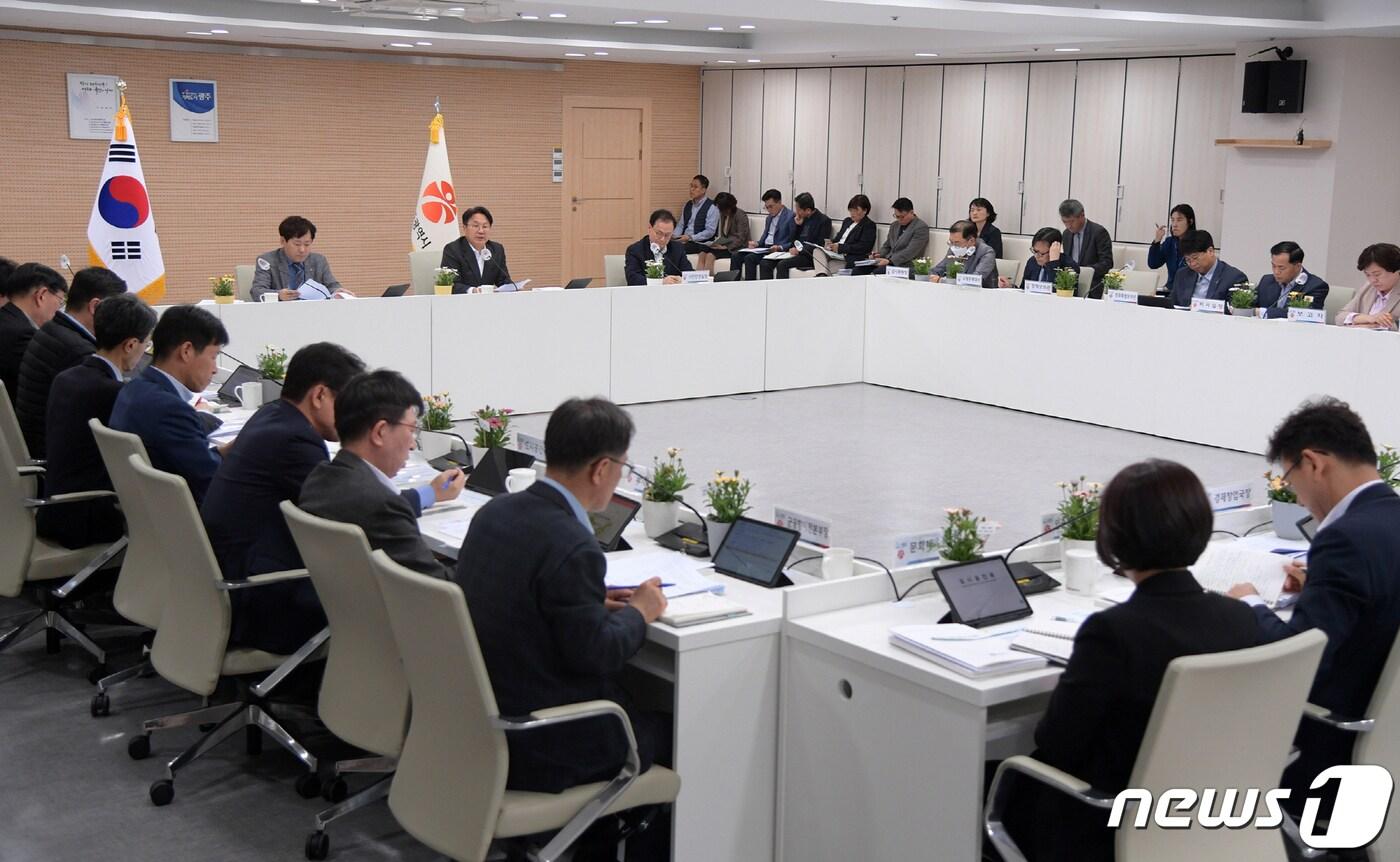 본문 이미지 - 강기정 광주시장이 11일 오후 시청 중회의실에서 간부회의를 주재하고 있다.(광주시 제공)2024.4.11/뉴스1 