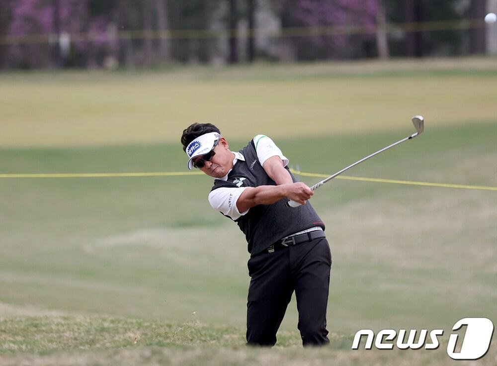 본문 이미지 - 박상현이 11일 강원도 춘천 라비에벨CC 올드코스에서 열린 제19회 DB손해보험 프로미 오픈 1라운드 1번홀에서 트러블샷을 날리고 있다. (KPGA 제공) 2024.4.11/뉴스1