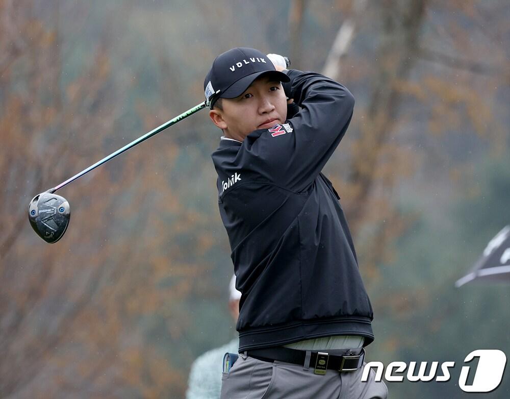 본문 이미지 - 허리 부상을 이겨내고 우승을 차지한 김홍택(KPGA 제공) 2024.4.11/뉴스1