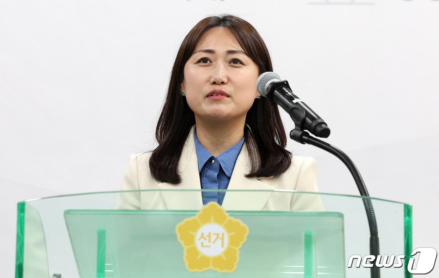 백승아 더불어민주연합 비례대표 당선인이 11일 경기도 과천 중앙선거관리위원회에서 열린 비례대표국회의원 당선인 결정 및 당선증 교부식에서 소감을 밝히고 있다. 2024.4.11/뉴스1 ⓒ News1 김성진 기자