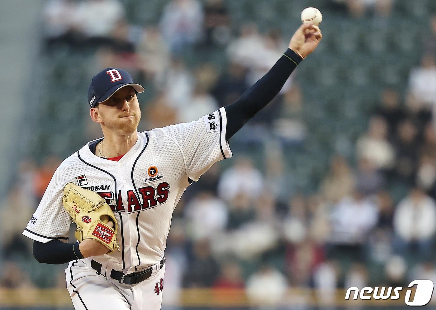 본문 이미지 - 11일 서울 송파구 잠실야구장에서 열린 '2024 신한 SOL 뱅크 KBO리그' 한화 이글스와 두산 베어스의 경기, 두산 선발 브랜든이 1회초 등판해 힘차게 공을 던지고 있다. 2024.4.11/뉴스1 ⓒ News1 김진환 기자
