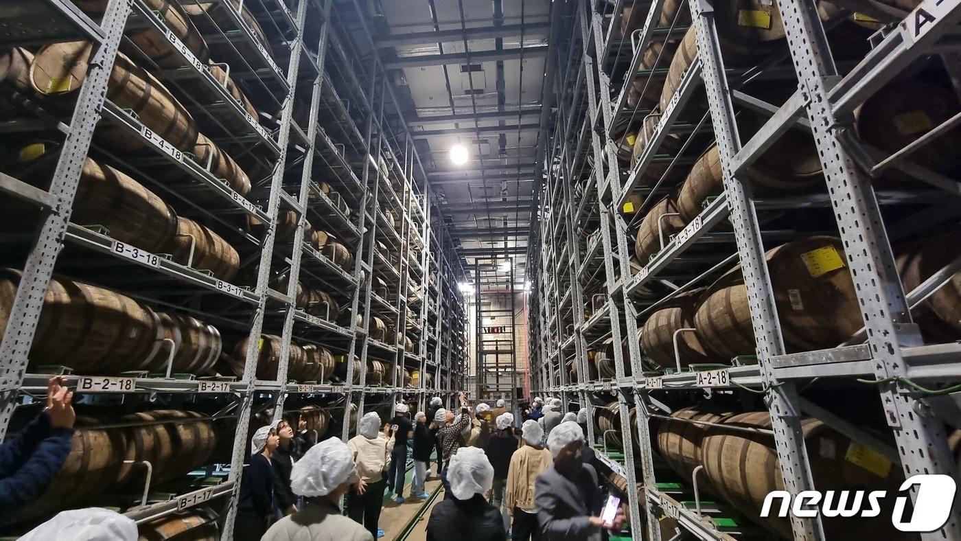 본문 이미지 - 하이트진로 이천 공장 오크통 숙성고. ⓒ News1 이형진 기자