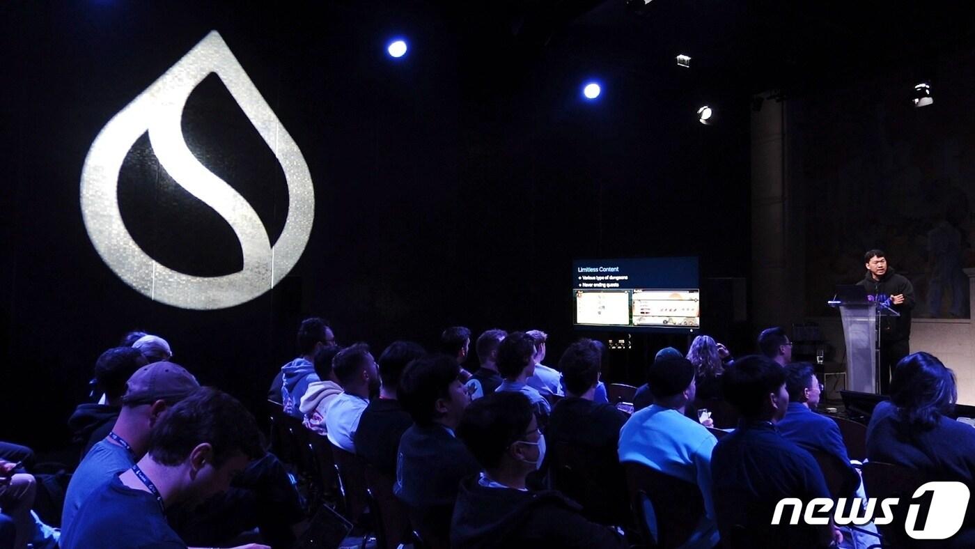 11일(현지시간) 프랑스 파리에서 열린 수이 베이스캠프에서 발표 중인 박범준 온버프 개발 팀장.(온버프 제공)