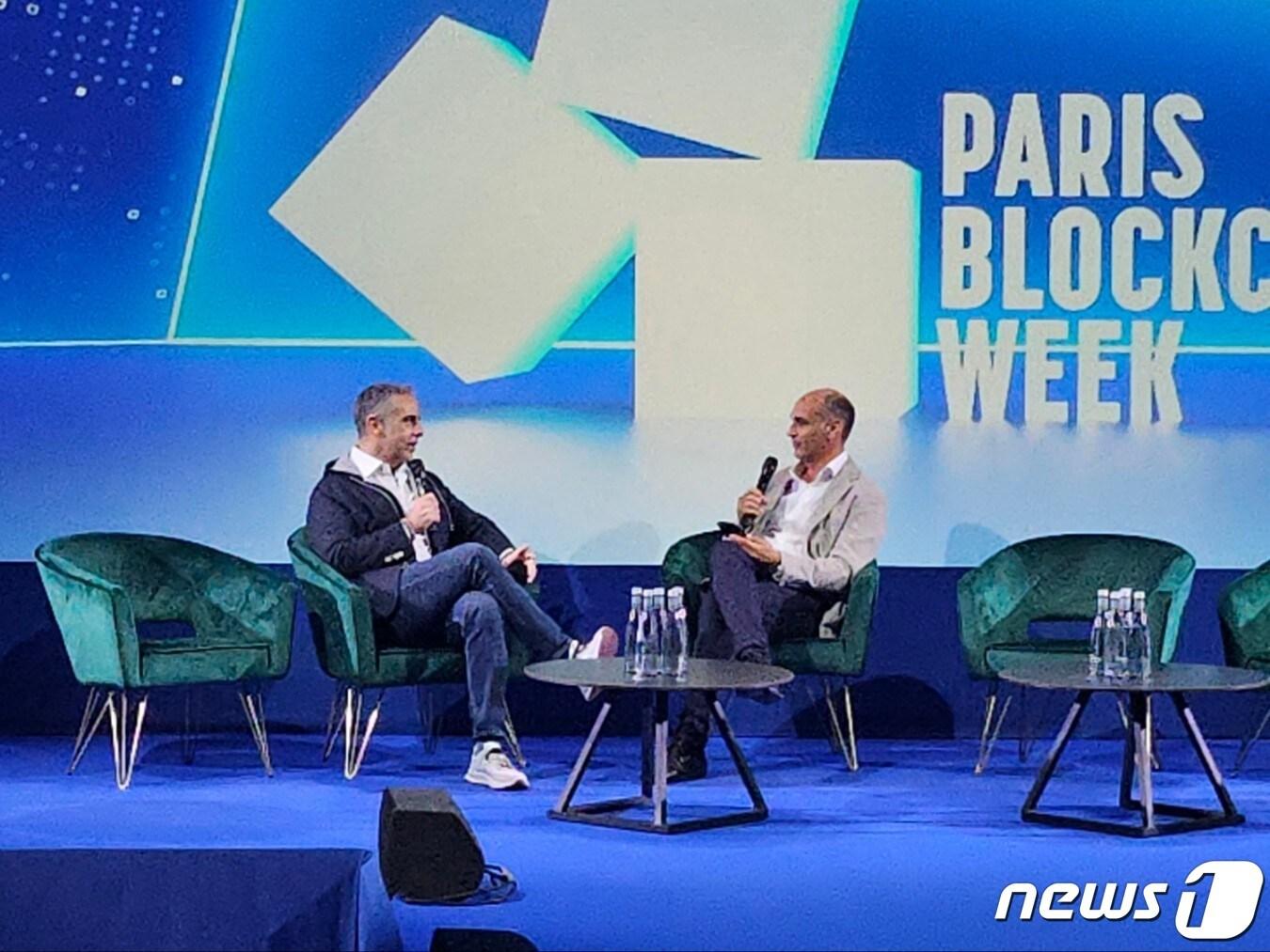 본문 이미지 - 데이비드마커스 라이트스파크 최고경영자(CEO)가 11일(현지시간) 프랑스 파리에서 열린 '파리블록체인위크(PBW) 2024'에서 사회자와 대담하는 모습. 사진=박현영 기자