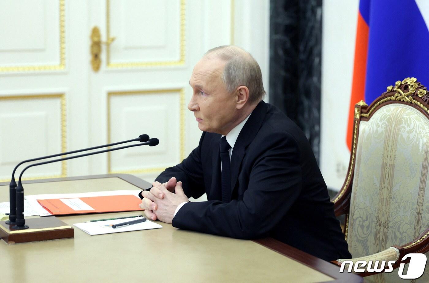 블라디미르 푸틴 러시아 대통령이 11일(현지시간) 모스크바 크렘린 궁에서 열린 안보 위원회 회의를 주재하고 있다. 2024. 4. 12 ⓒ 로이터=뉴스1 ⓒ News1 우동명 기자