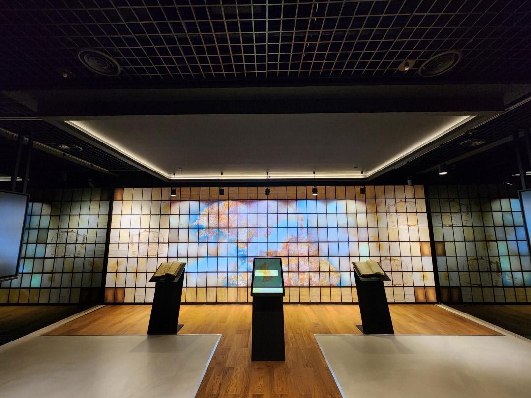 본문 이미지 - '청구도' 실감미디어월 전경(국립중앙도서관 제공)