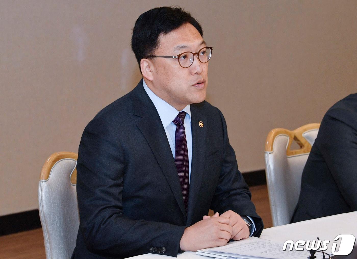 본문 이미지 - 김병환 기획재정부 차관이 12일 오전 서울 종로구 정부서울청사에서 열린 '제38차 비상경제차관회의 겸 제17차 물가관계차관회의'에서 모두 발언을 하고 있다. (기획재정부 제공) 2024.4.12/뉴스1