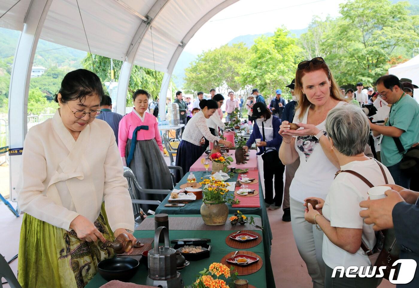 본문 이미지 - 하동야생차문화축제.(하동군 제공)