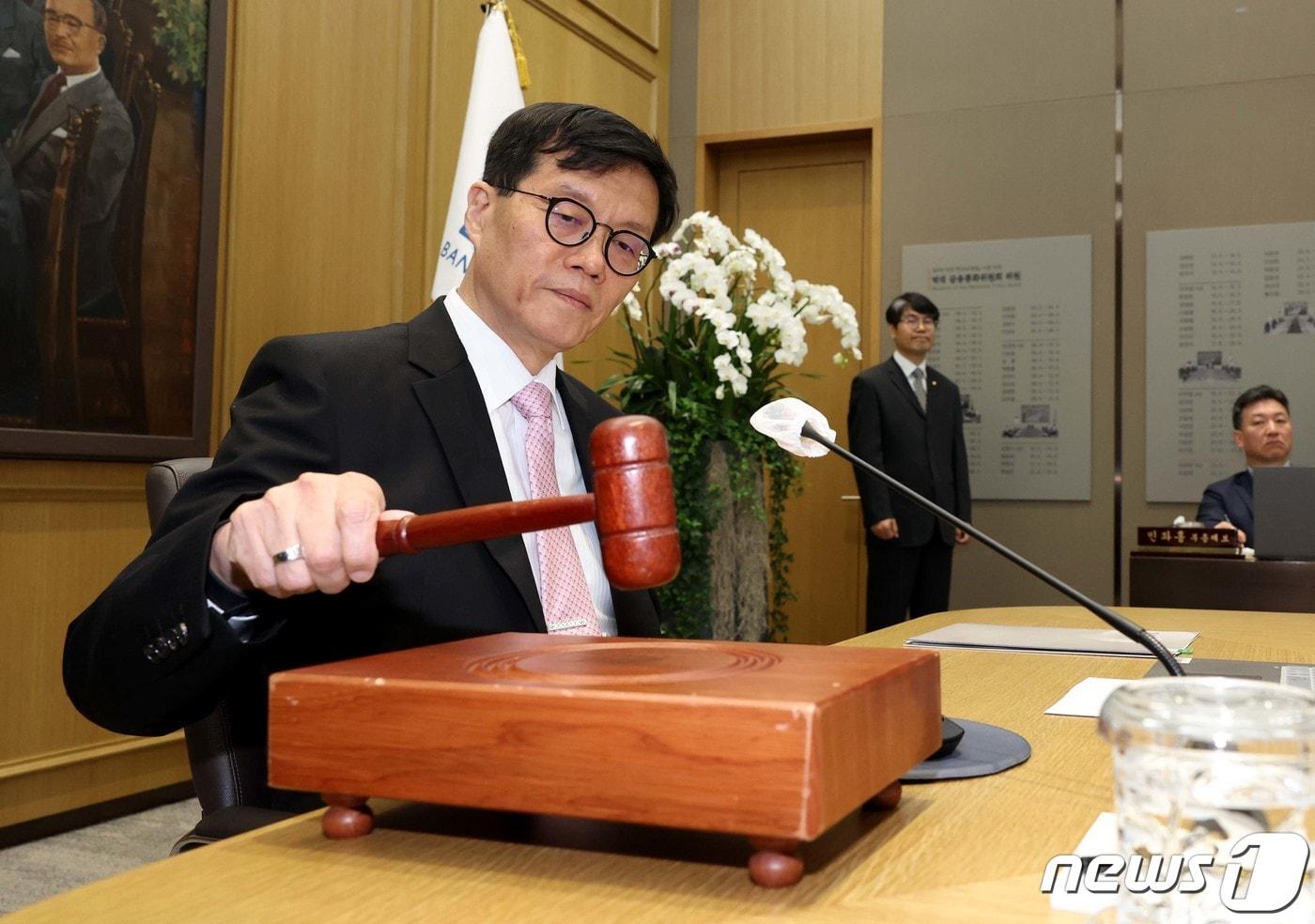 본문 이미지 - 이창용 한국은행 총재가 12일 서울 중구 한국은행에서 열린 금융통화위원회에서 의사봉을 두드리고 있다. /뉴스1