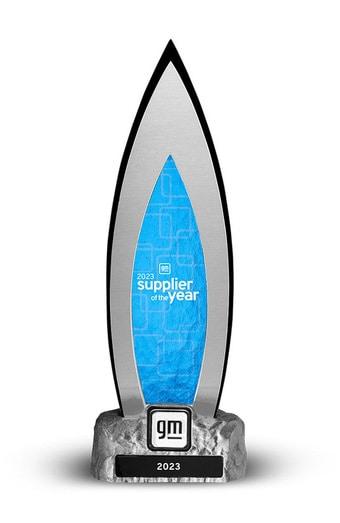 본문 이미지 - 2023 올해의 우수 협력사(2023 Supplier of the Year) 트로피(GM 한국사업장 제공).