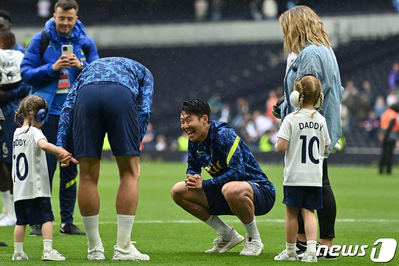 본문 이미지 - 지난해 토트넘에서 해리 케인 자녀들과 인사하고 있는 손흥민. ⓒ AFP=뉴스1