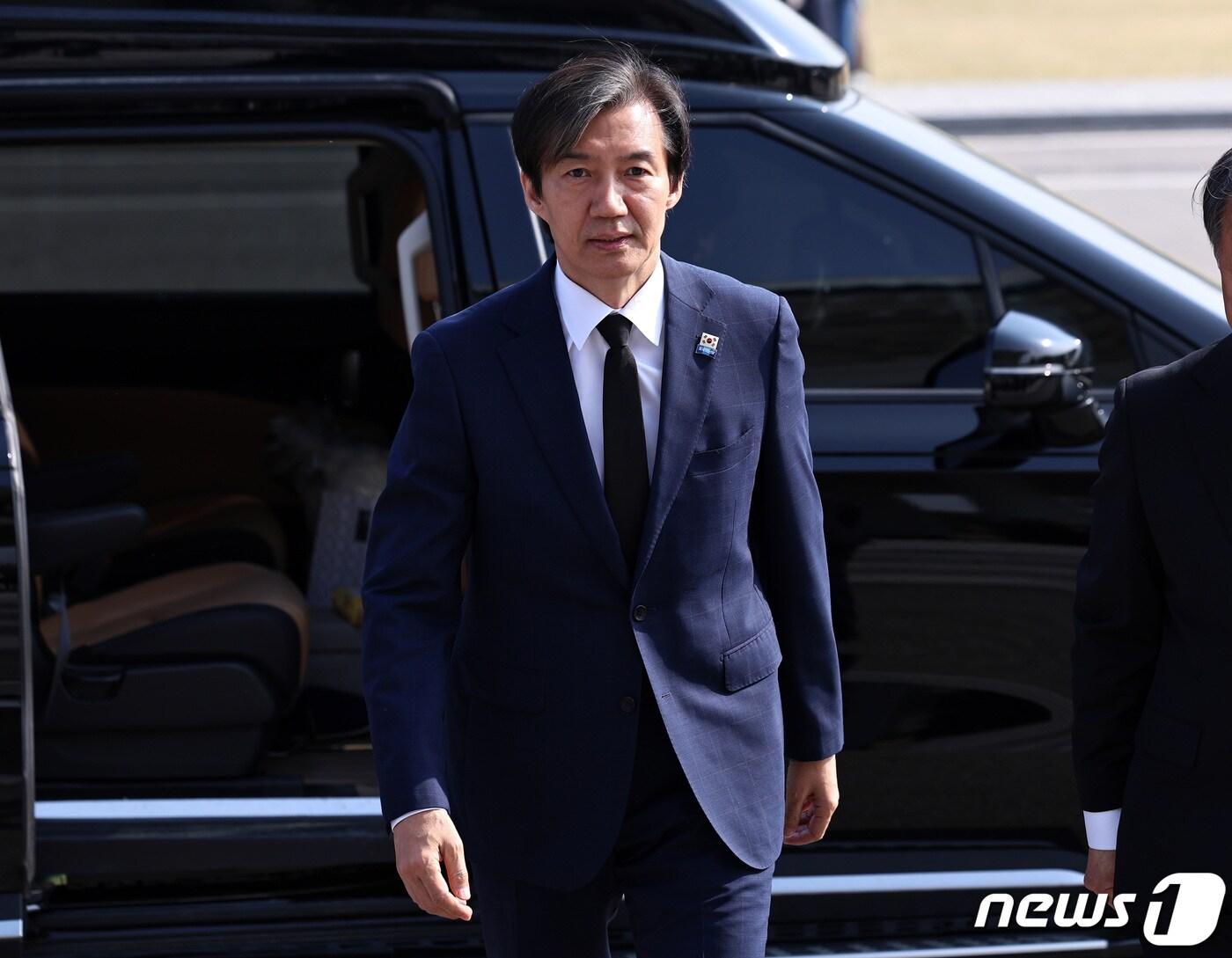 본문 이미지 - 조국 조국혁신당 대표가 12일 오전 비례대표 당선인들과 함께 현충탑 참배를 위해 서울 동작구 국립서울현충원에 도착하고 있다. 2024.4.12/뉴스1 ⓒ News1 구윤성 기자