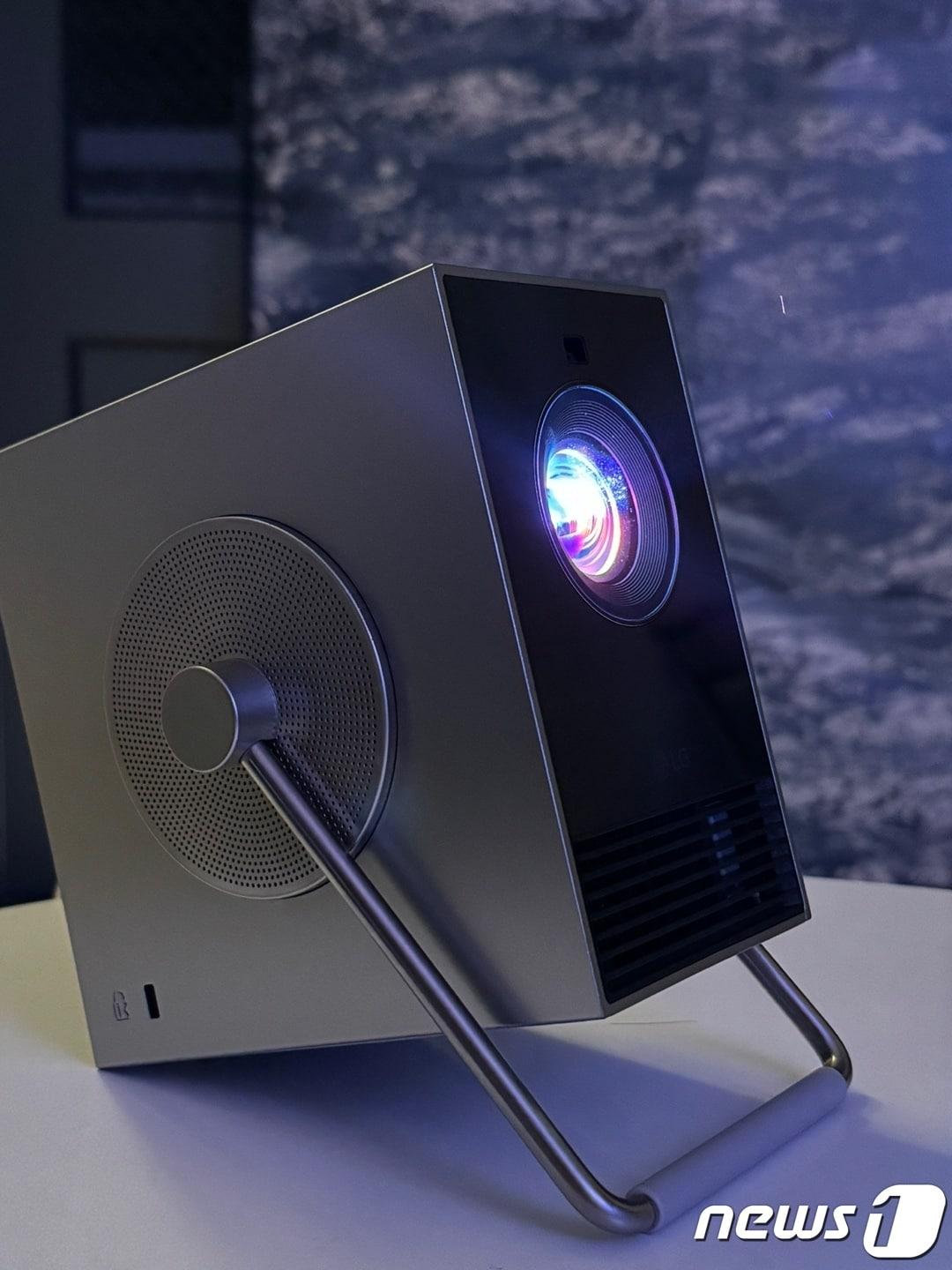 본문 이미지 -  LG전자가 출시한 포터블 빔프로젝터 'LG 시네빔 큐브'. 2024.4.11 / 뉴스1 ⓒ News1 강태우 기자