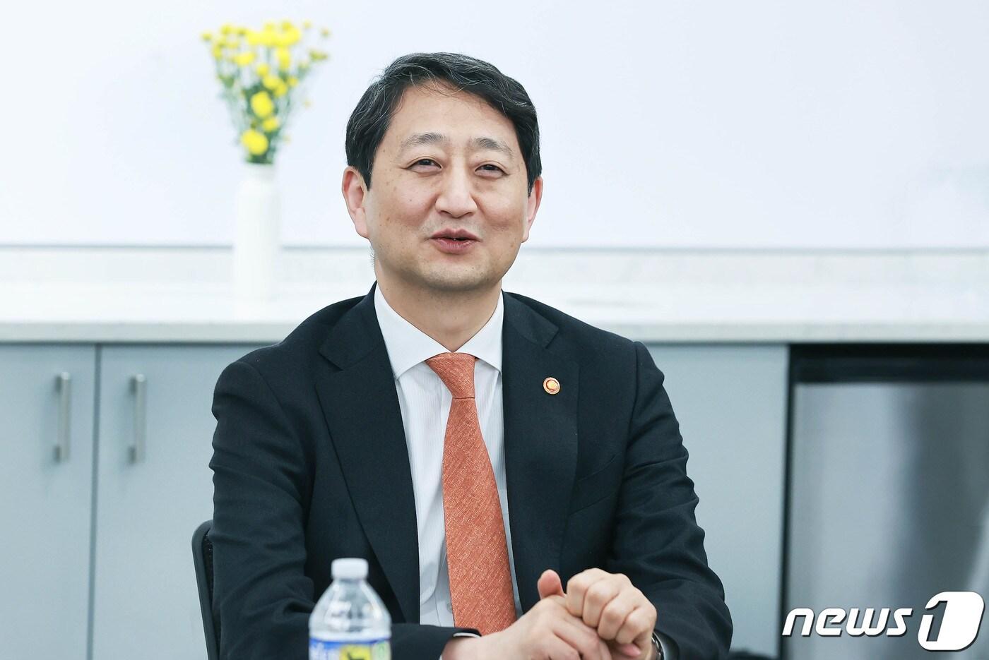 본문 이미지 - 안덕근 산업통상자원부 장관이 11일(현지시간) 미국 워싱턴 D.C. 한국무역협회 회의실에서 열린 미국 현지진출 기업 간담회를 주재하고 있다. (산업통상자원부 제공) 2024.4.12/뉴스1