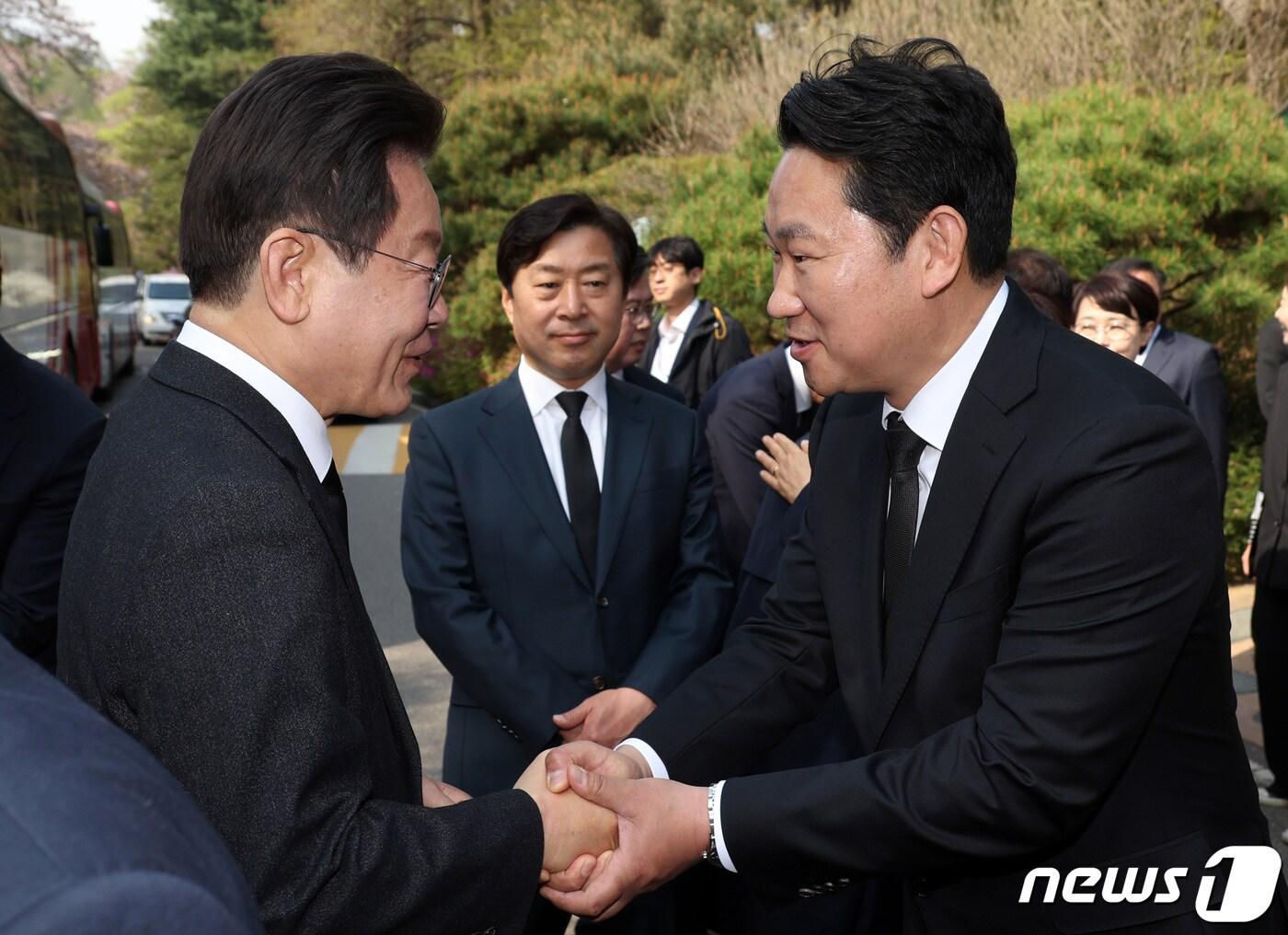 본문 이미지 - 2024년 4월 12일 당시 이재명 더불어민주당 대표가 국립서울현충원을 참배하고 곽상언 당선인과 인사를 나누고 있는 모습. &#40;공동취재&#41; 2024.4.12/뉴스1 ⓒ News1 구윤성 기자