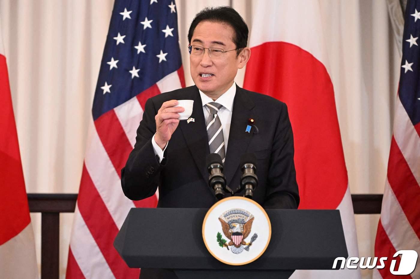 본문 이미지 - 기시다 후미오 일본 총리가 11일(현지시간) 미국 국빈 방문 중 워싱턴 국무부에서 열린 환영 오찬서 건배를 제안하고 있다. 2024. 4. 12 ⓒ AFP=뉴스1 ⓒ News1 우동명 기자