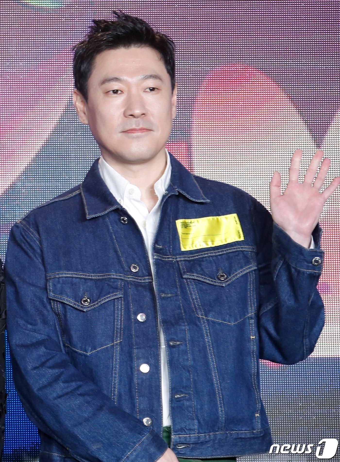 본문 이미지 - 김신영 PD가 12일 오전 서울 성동구 에스팩토리에서 열린 Mnet 서바이벌 프로그램 'I-LAND2 : N/a' 제작발표회에서 포즈를 취하고 있다. '아이랜드2'는 세상에 없던 아이코닉한 컬래버레이션으로 탄생될 걸그룹 데뷔 프로젝트다. 2034.4.12/뉴스1 ⓒ News1 권현진 기자