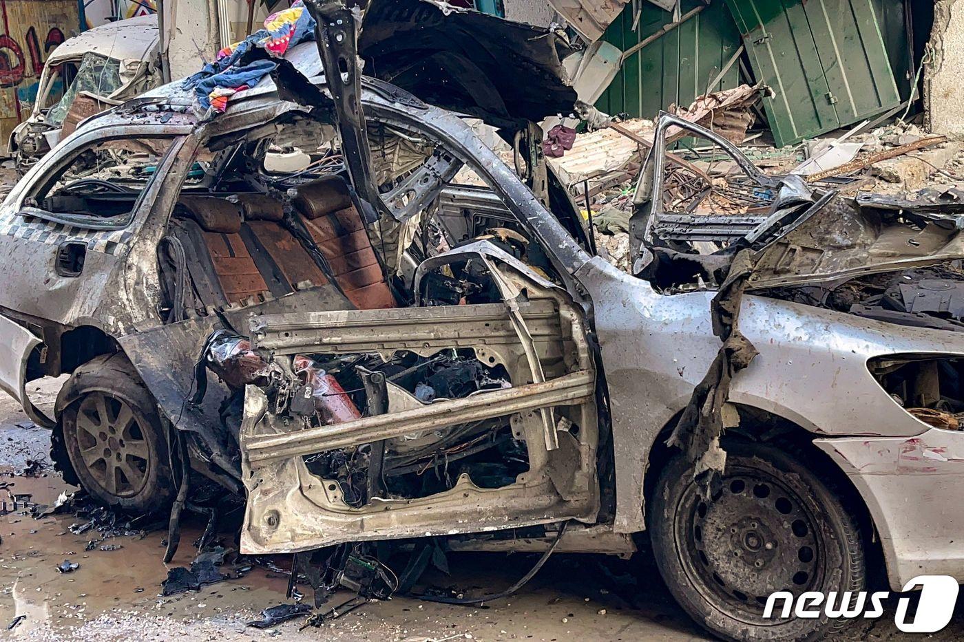 본문 이미지 - 10일(현지시간) 팔레스타인 무장 정파 하마스와 전쟁 중인 이스라엘 군의 공습을 받아 가자 지구 알샤티 난만촌에서 하마스 지도자 이스마일 하니예의 세 아들이 탑승 중 숨진 차량이 파손되고 까맣게 그을린 모습이 보인다. 2024.04.12 ⓒ AFP=뉴스1 ⓒ News1 우동명 기자