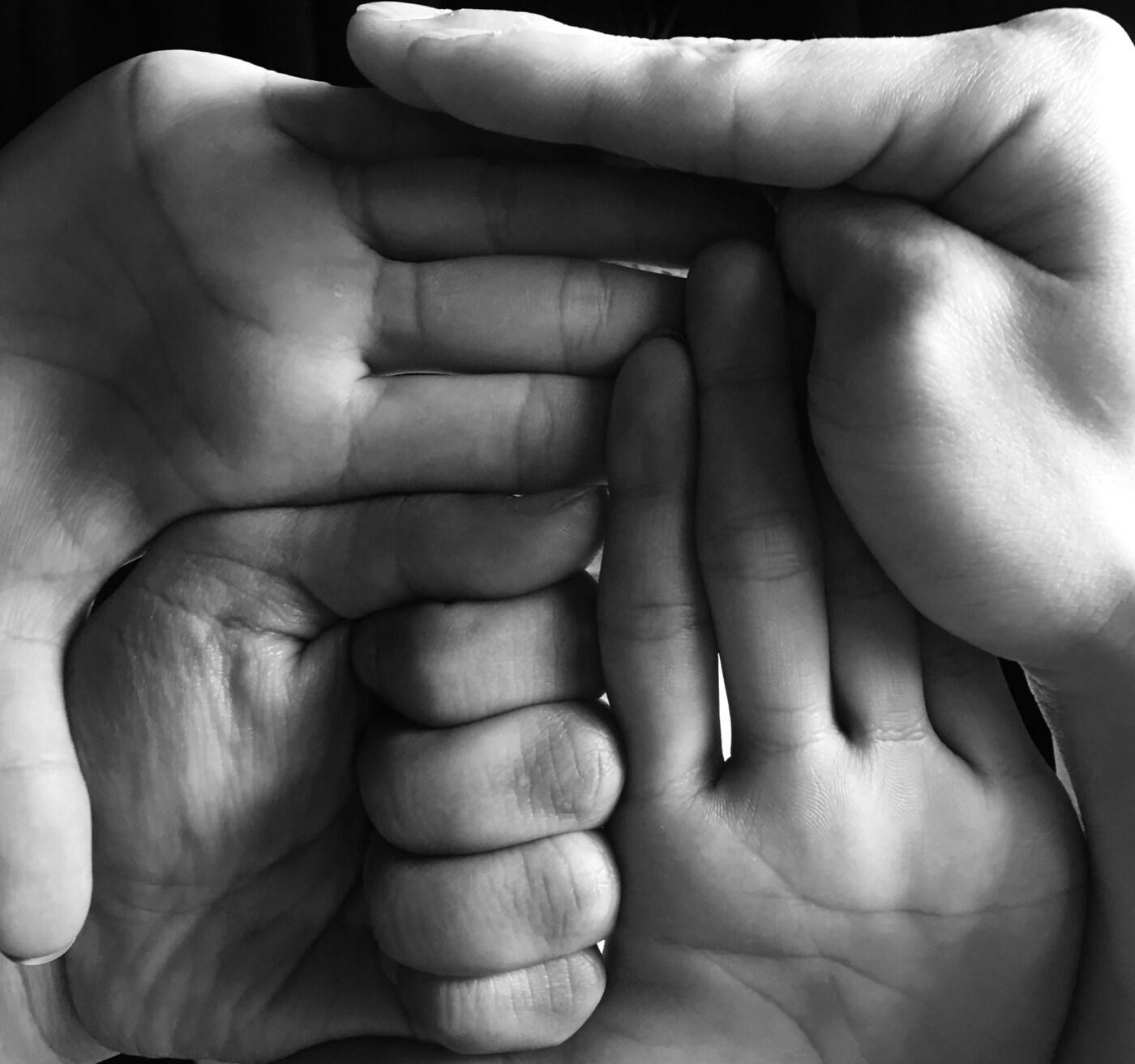 본문 이미지 - 김봉수, 길들이고 길들여지고, 2024, 퍼포먼스 기록영상; 단채널 비디오, 컬러, 사운드, 약 20분. 서울시립미술관 제공.